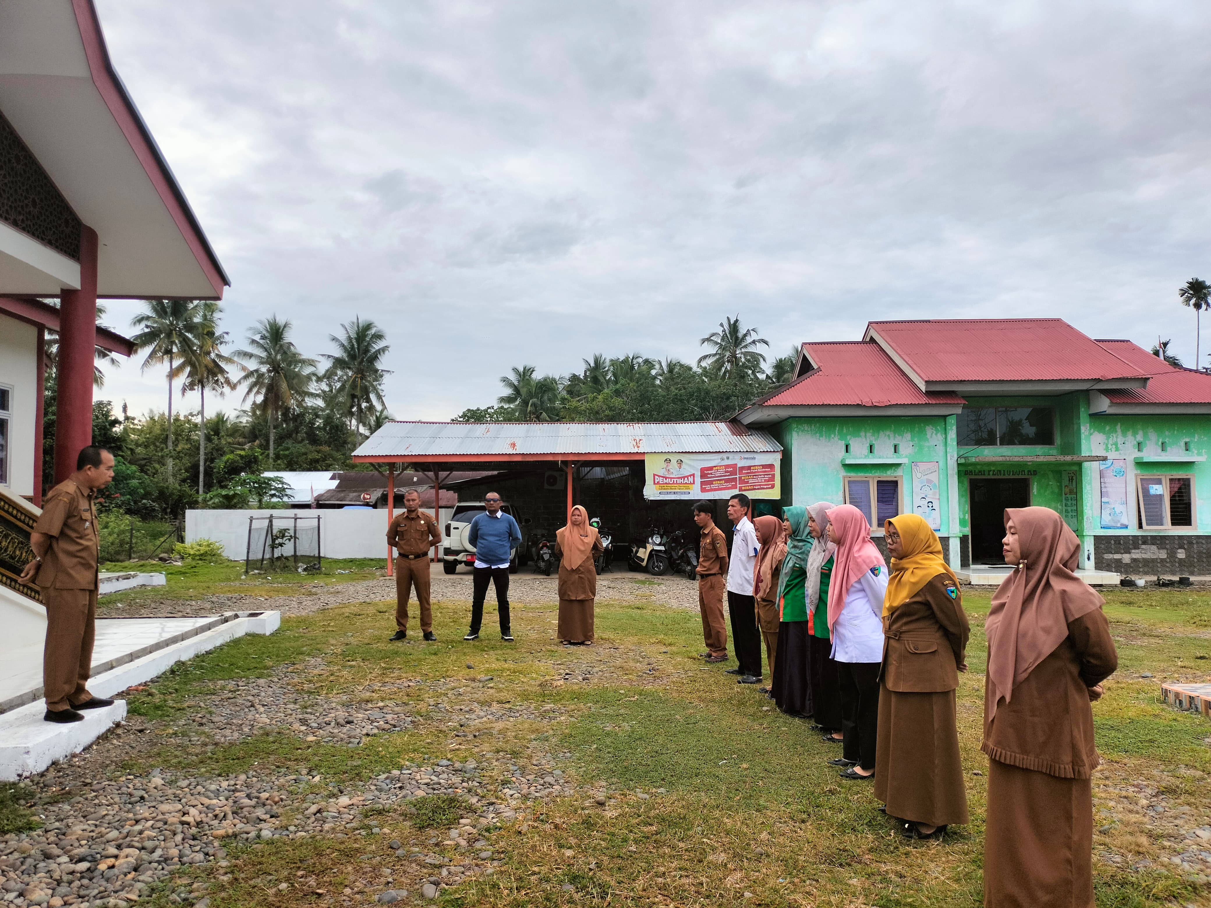 Apel Pagi Staf Pegawai Kantor Camat beserta Korlab KB dan Dukcapil