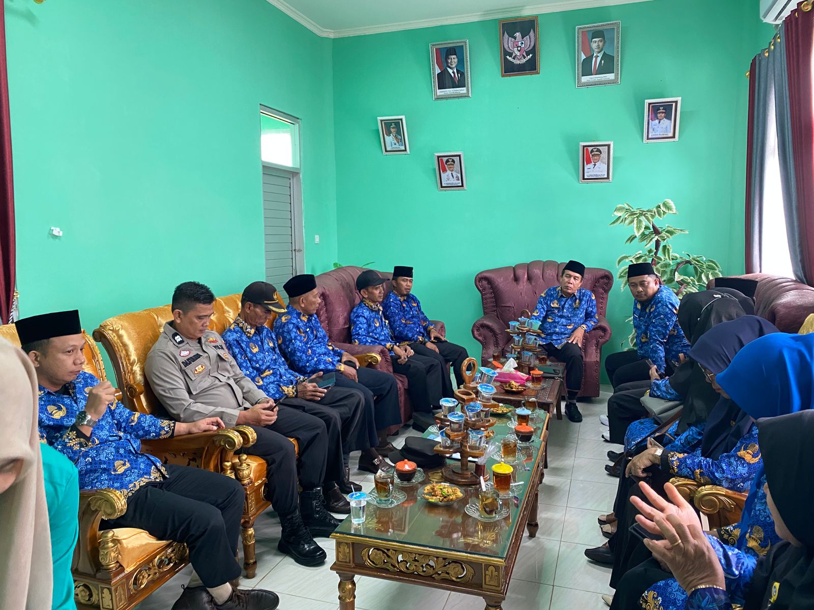 Briving Setelah Upacara Hari Pahlawan di Ruang Rapat Camat