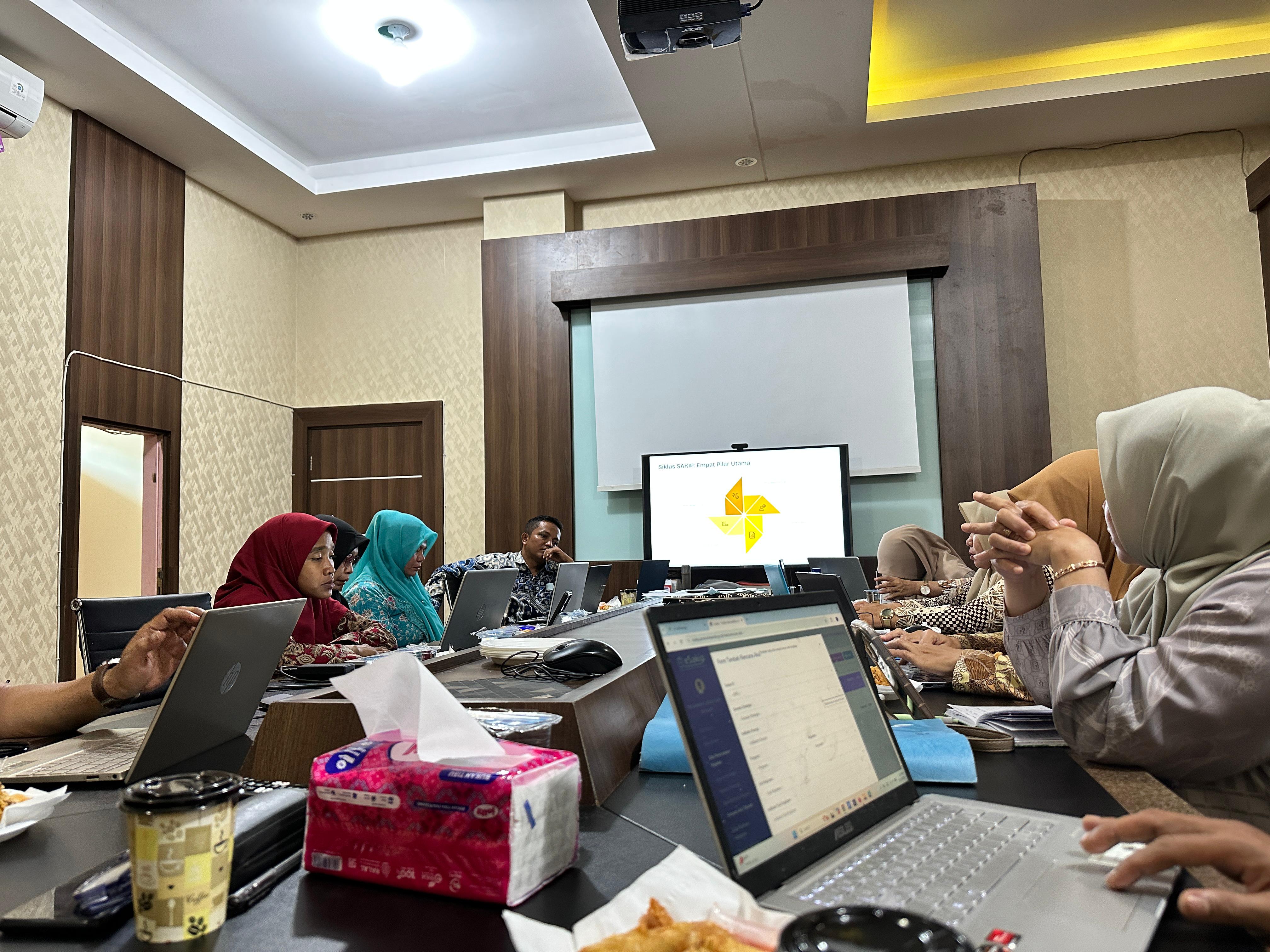  Menghadiri Desk Aplikasi SAKIP di Ruang Rapat Sekretaris Daerah.