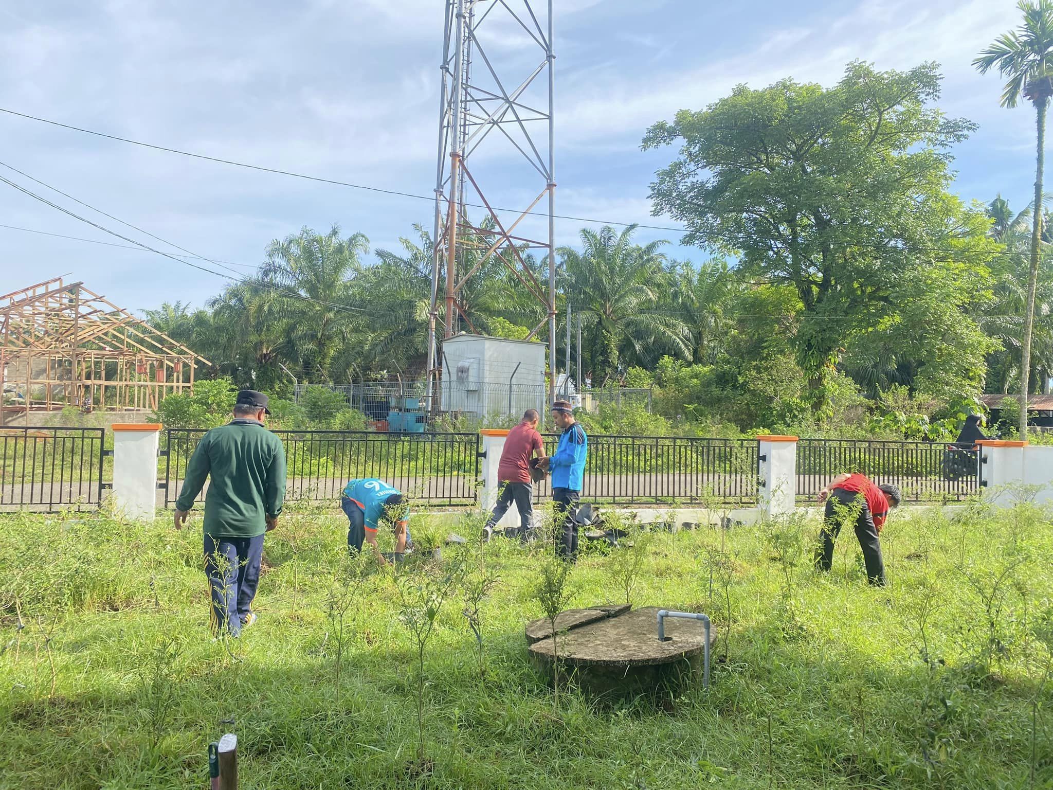Goro Bersama di Kebun Kantor Camat 