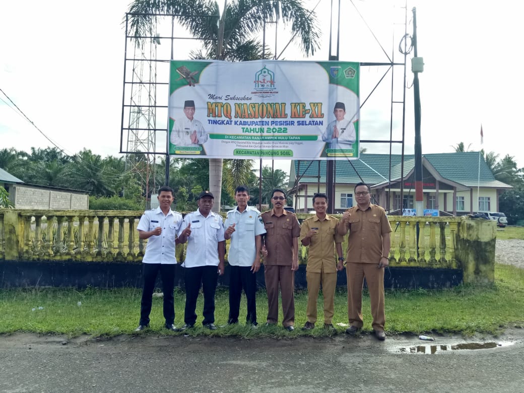 Pemasangan Spanduk MTQ Nasional ke XI di Kantor Camat Pancung Soal