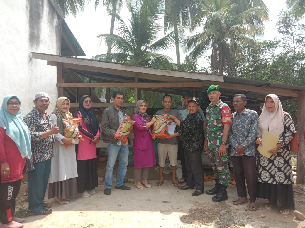Pembagian Benih Padi 42 di Nagari Simpang Lama Inderapura