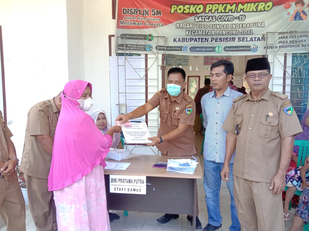 Penyerahan BLT Dana Desa di Nagari Tigo Sungai Inderapura 