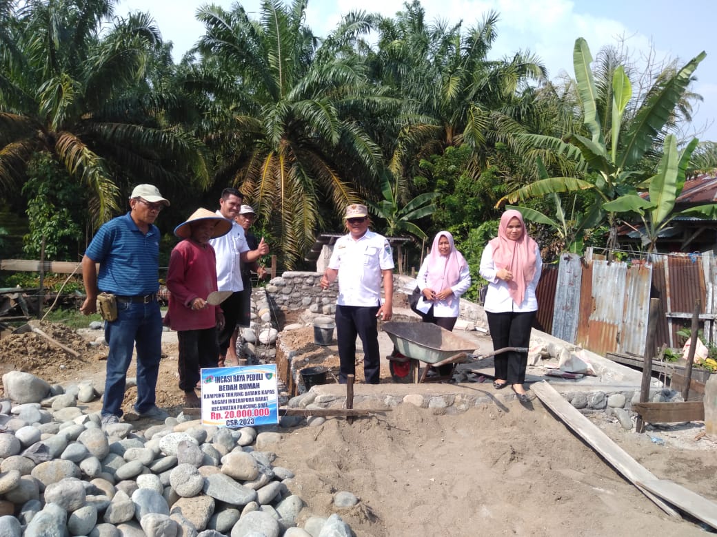 Penyerahan Bantuan Bedah Rumah di Inderapura Barat 