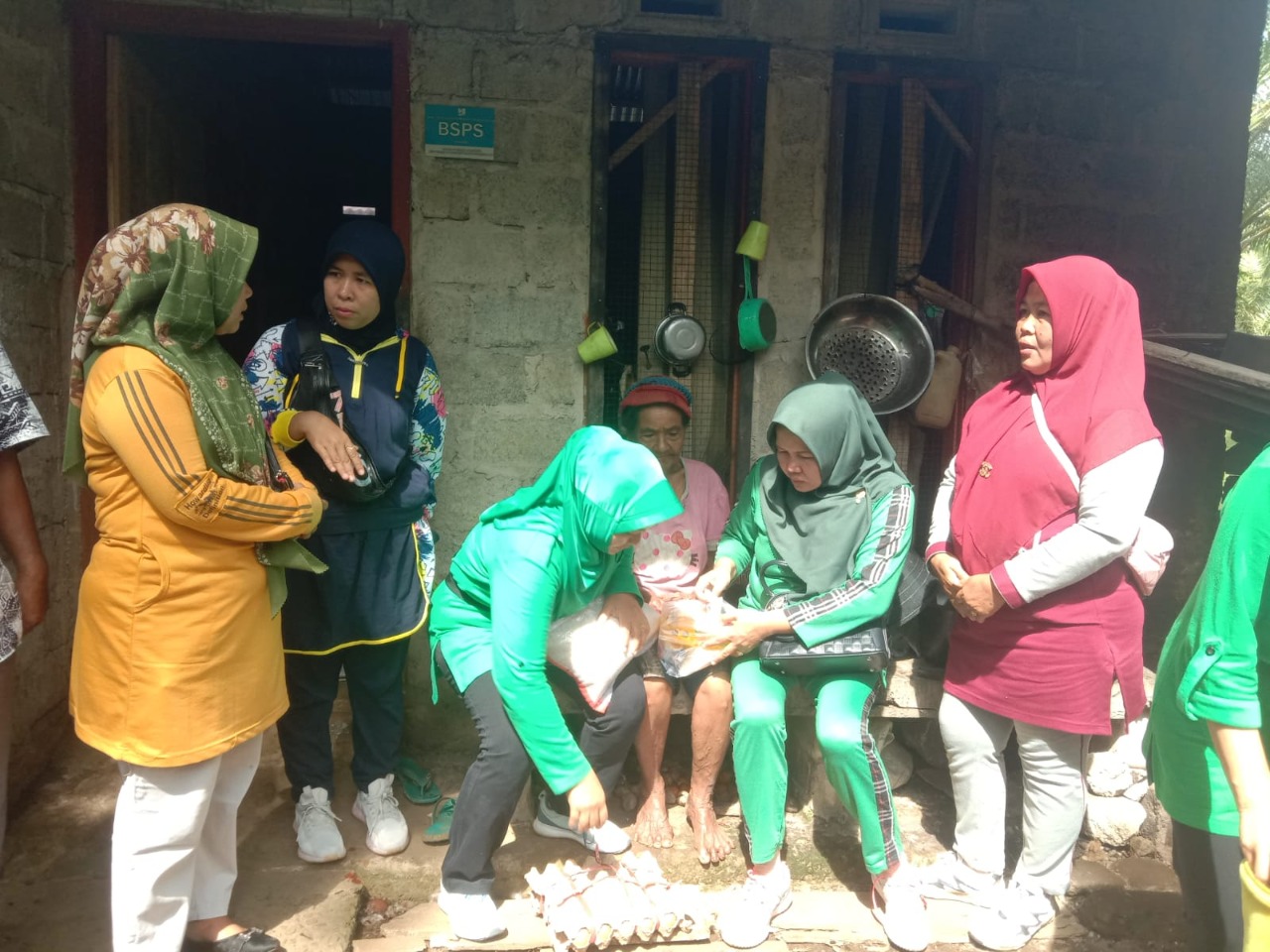 Penyerahan Bantuan Kepada anak Terduga Stunting