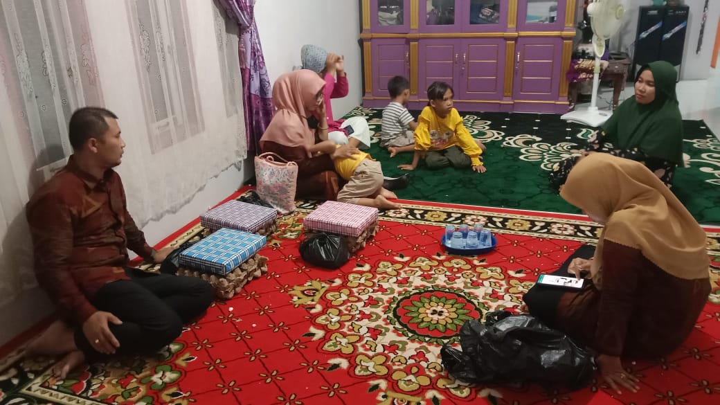 Penyerahan Cendra Mata kepada Pemilik Pemondokan Kafillah MTQ