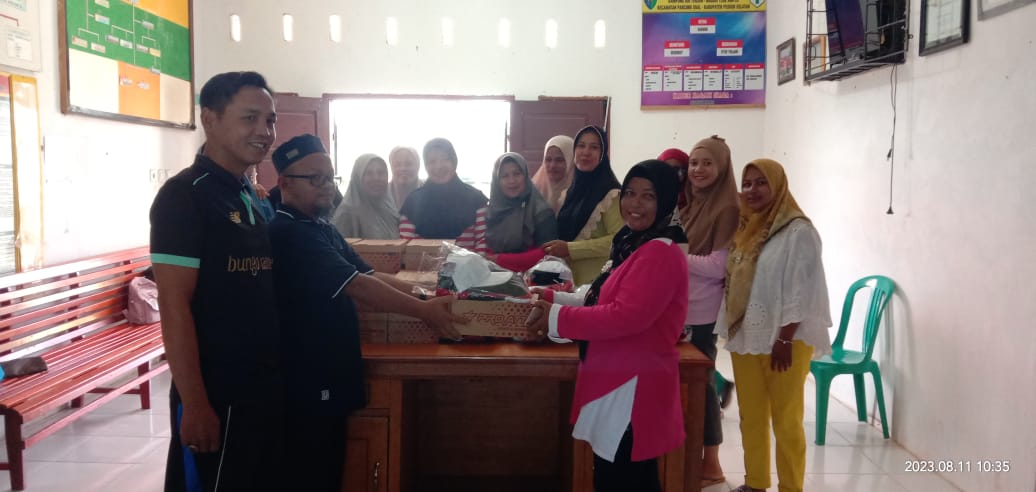 Penyerahan Seragam Gerak Jalan 