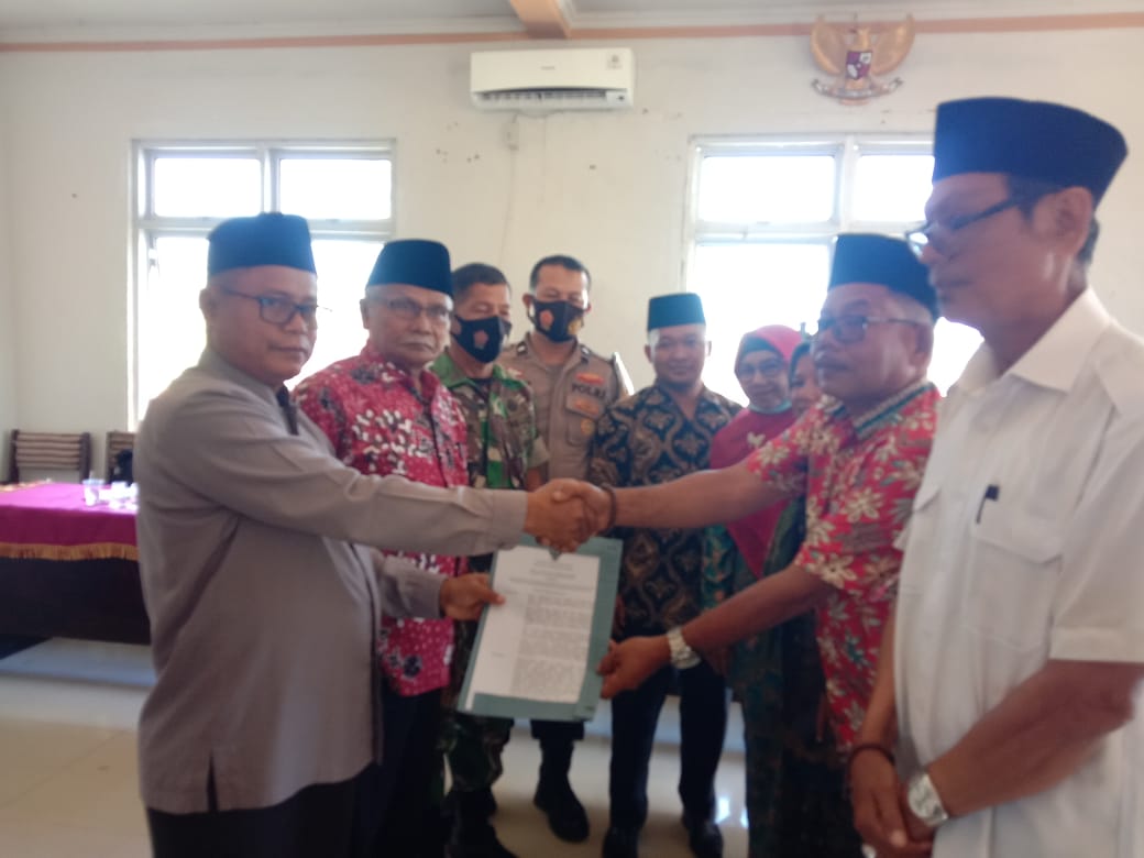 Penyerahan Surat keputusan Bupati untuk Wali nagari Inderapura