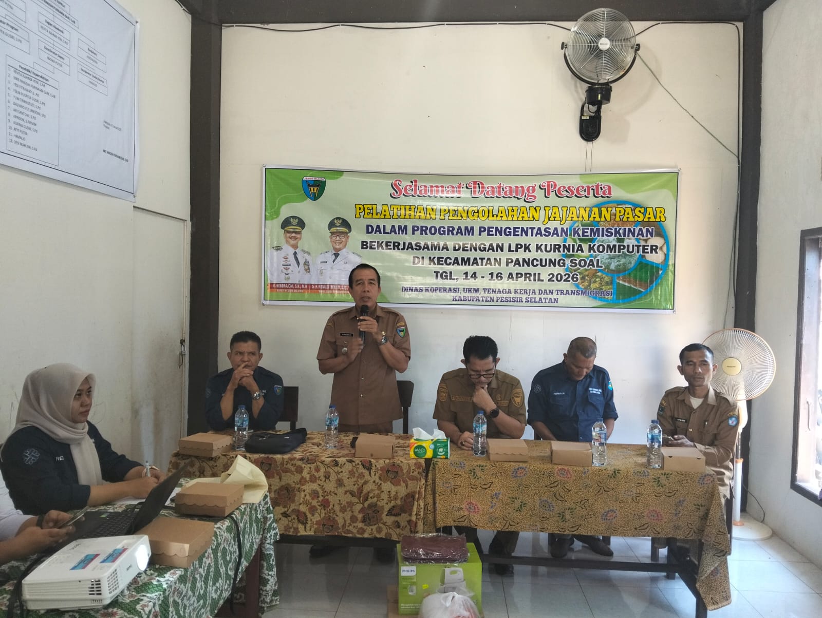 Pelatihan Pengelolaan Jajanan Pasar di Kampung Sungai Gemuruh, Dorong UMKM Lebih Berkembang